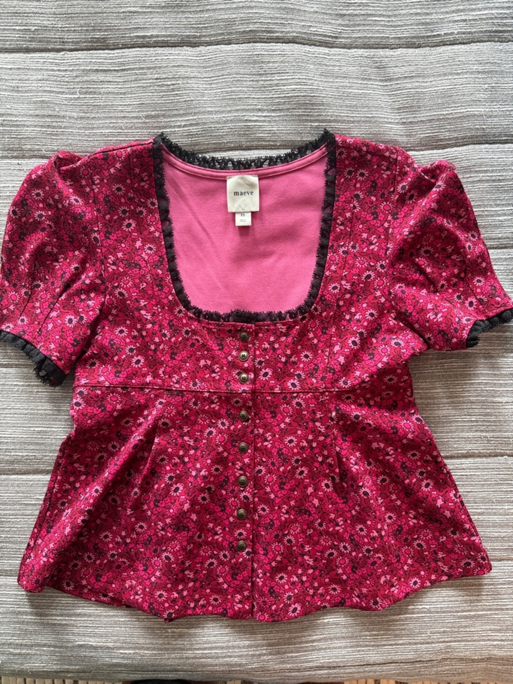 Maeve XS Fuchsia Floral Button-Front Peplum Top with Black Trim. Like new.